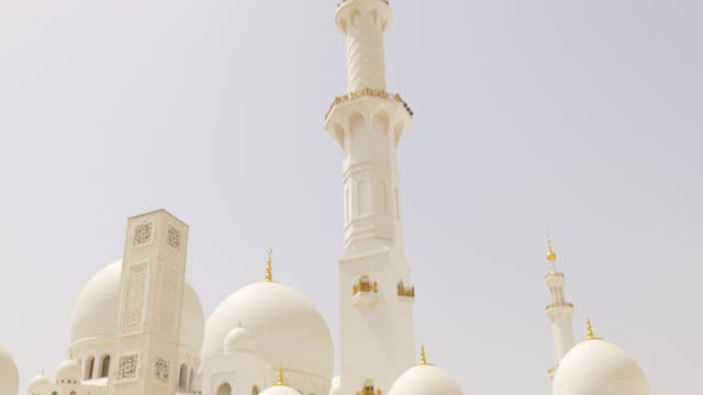 Mezquita-luz-de-sol-frente-a-la-torre-principal,-Emiratos-Árabes-Unidos,-4-K