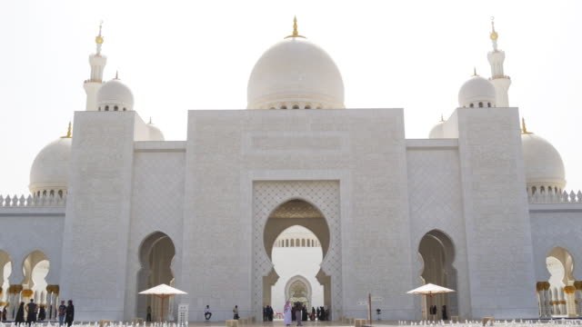 Mezquita-principal-fuera-entrence-vista-4-k,-Emiratos-Árabes-Unidos