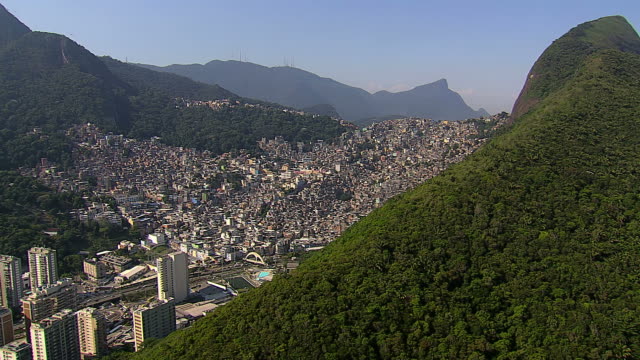 Volar-por-encima-de-la-playa-y-Favela,-Rio-de-Janeiro,-Brasil