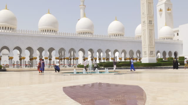 Emiratos-Árabes-Unidos-día-de-verano-luz-mezquita-árabe-principal-frontal-4-K