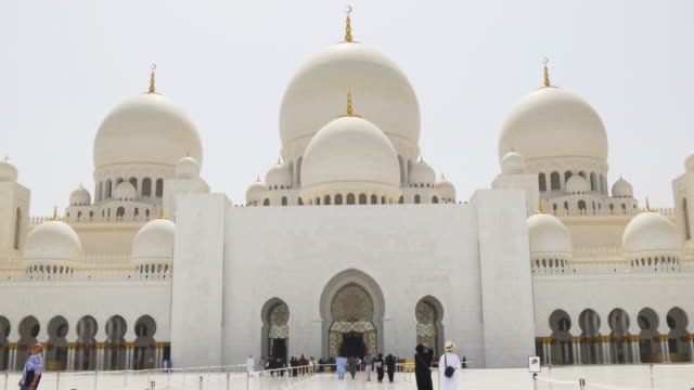 Emiratos-Árabes-Unidos-día-de-verano-semáforo-principal-mezquita-árabe-entrada-4-K