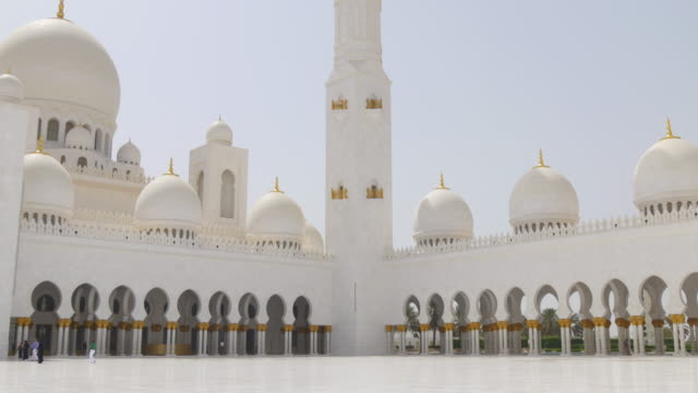 Emiratos-Árabes-Unidos-verano-de-luz-de-día-mezquita-principal-hasta-4-K