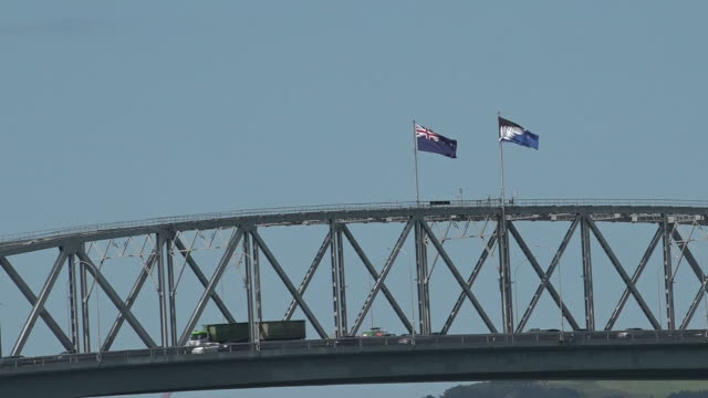 Neu-Zealand-Nationalen-Flagge-und-Silberfarn-Flagge-auf-Auckland-Hafen-Brücke