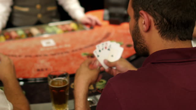 Zocken-Spieler-im-casino-Tische-casino-Pokertische