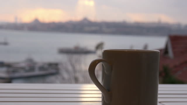 Verstellbarer,-puppe-Kaffeetasse,-Hintergrund-sultan-in-istanbul,-Türkei