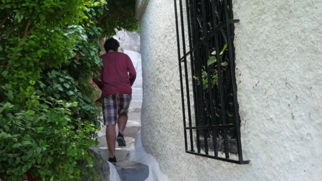 Mann-zu-Fuß-in-einer-engen-Gassen-des-Plaka,-Athen,-Griechenland