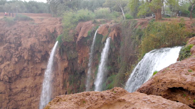 Cascadas-de-Ouzoud-situadas-en-la-localidad-de-Tanaghmeilt,-en-el-gran-Atlas,-en-la-provincia-de-Azilal-en-Marruecos,-África