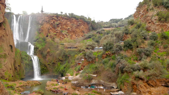 Cascadas-de-Ouzoud-situadas-en-la-localidad-de-Tanaghmeilt,-en-el-gran-Atlas,-en-la-provincia-de-Azilal-en-Marruecos,-África