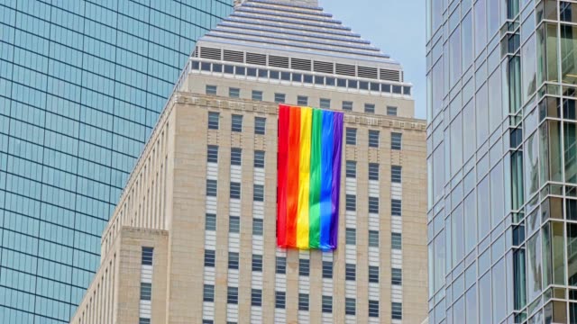John-Hancock-Building-mit-Gay-Pride-Flagge-in-Boston