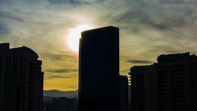 Hotel-Silhouette-von-Untersetzen-Sonne-Hintergrundbeleuchtung-Zeitraffer