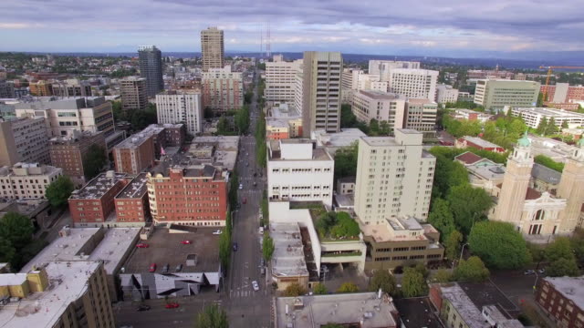 Vista-aérea-flotando-sobre-las-calles-de-la-ciudad-centro-de-la-ciudad-con-altos-edificios-de-apartamentos