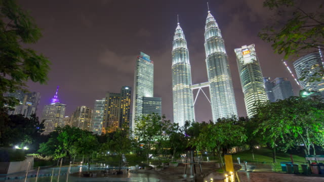 Malaysia-Gewitter-Himmel-KLCC-Park-Petronas-Twin-Towers-Panorama-4-k-Zeit-hinfällig,-Kuala-lumpur