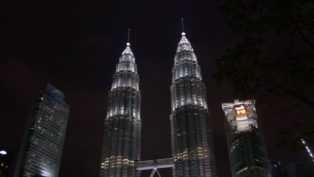 Malaysia-Nacht-Licht-berühmte-Kuala-Lumpur-Petronas-Twin-Towers-Park-panorama