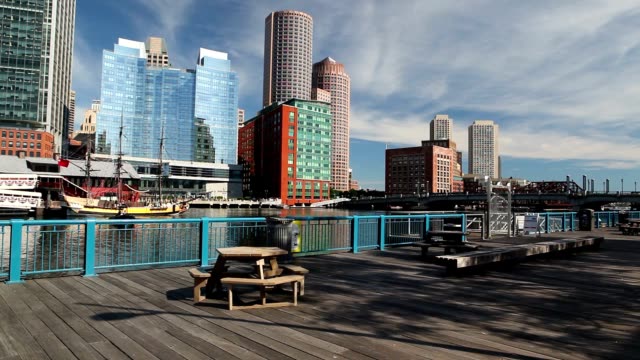 Alten-nördlichen-Brücke-über-Hafen-von-Boston-und-Boston-skyline