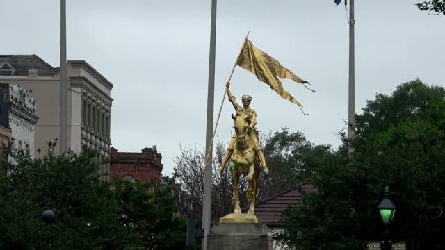 Estatua-de-oro-de-la-doncella-de-Orleans-Joan-D-arco---en-Nueva-Orleans