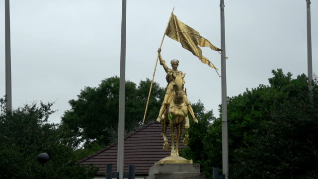 Estatua-de-oro-de-la-doncella-de-Orleans-Joan-D-arco---en-Nueva-Orleans