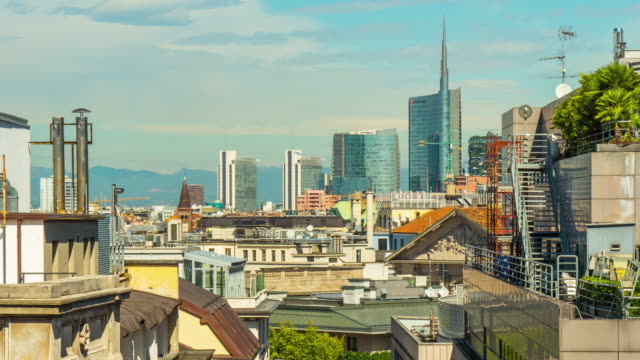 Italien-Sommer-Tag-Mailand-Innenstadt-auf-dem-Dach-Stadtpanorama-4k-Zeitraffer