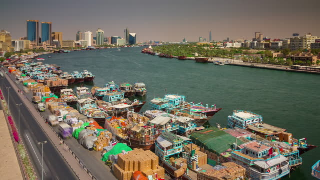 Dubai-Stadt-Deira-Creek-Frachtschiff-im-Sommer-Parkplatz-4k-Tim-vergehen,-Vereinigte-Arabische-Emirate