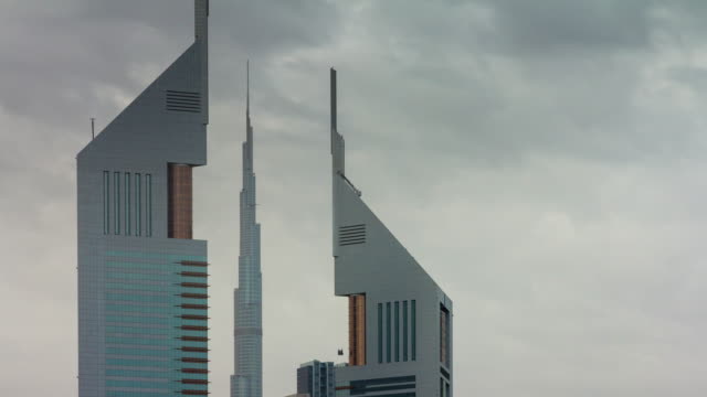 Ve-el-cielo-lluvioso-superior-edificios-famosos-de-mundo-Dubai-4-k-tiempo-lapso-Emiratos-Árabes-Unidos