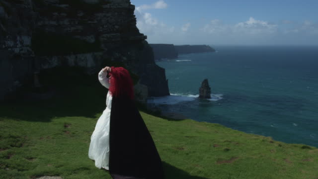 4k-erschossen-einer-Rothaarigen-Prinzessin-auf-Cliffs-of-Moher-View-in-Irland