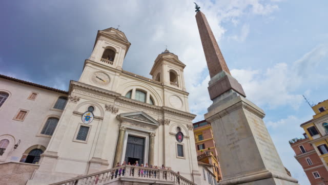 Italia-verano-día-Roma-España-obelisco-Iglesia-frente-panorama-4k-lapso-de-tiempo