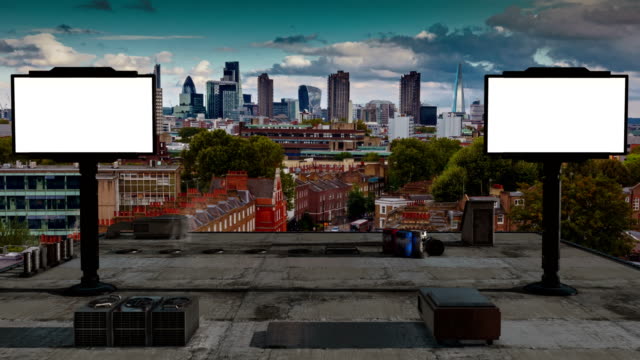 Zeitraffer-der-Londoner-City-gesehen-von-den-Dächern-mit-2-Bildschirmen-für-benutzerdefinierte-Nachrichten