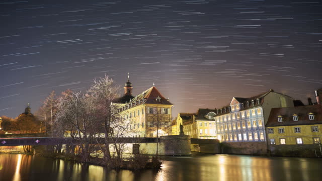Senderos-de-estrellas-sobre-Bamberg-antiguo-Ayuntamiento-en-la-noche