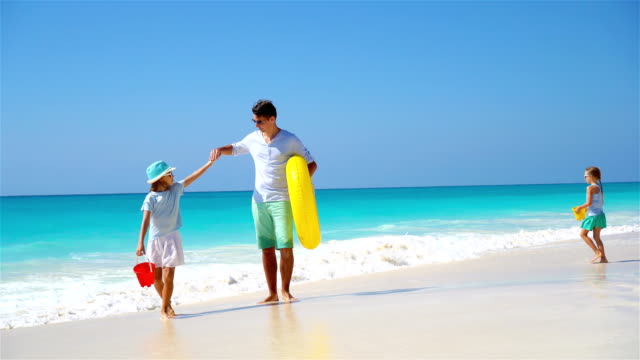 Glückliche-Familie,-die-Spaß-am-tropischen-Strand