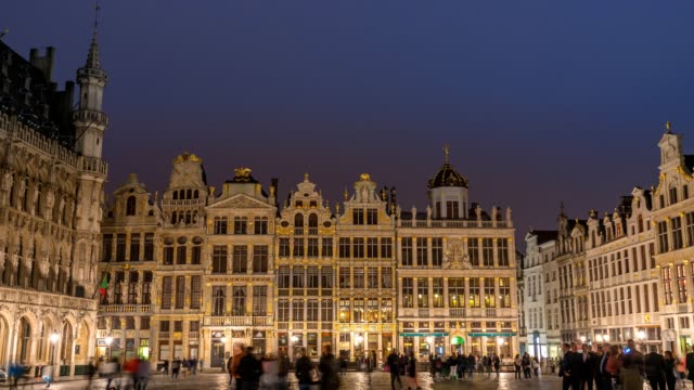 Bruselas-ciudad-skyline-noche-timelapse-en-la-Grand-Place,-Bruselas,-Bélgica,-lapso-de-tiempo-de-4K