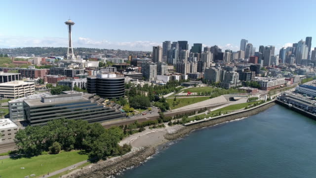 Vista-de-helicóptero-de-centro-de-Seattle-edificios-en-horizonte-y-muelles-del-Waterfront-en-día-soleado-de-verano