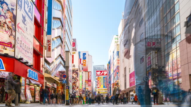 La-muchedumbre-en-el-barrio-de-Akihabara-en-video-Time-lapse-de-Tokio,-Japón-4k