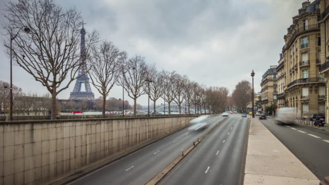 Frankreich-Paris-Stadt-Verkehr-Kreuzung-Wintertag-Alma-Brücke-Panorama-4k-Zeitraffer