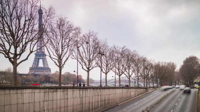 Frankreich-Paris-Stadt-bewölkten-Tag-Verkehr-tunnel-Straße-Alma-überbrücken-Eiffel-Turm-Panorama-4k-Zeitraffer