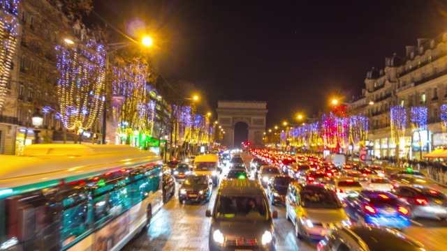 Frankreich-Paris-Nacht-beleuchtete-Straße-Reise-Tourist-Bus-Bogen-de-Triumph-Street-anzeigen-4-k-Zeitraffer