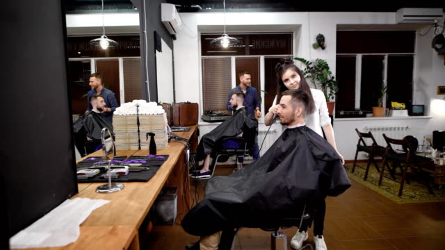 In-einem-modischen-Friseur-gibt-es-ein-neuen-Haarschnitt-von-mehreren-Besuchern,-Männer-warten-auf-das-Ende-ihrer-Frisuren-und-Haar-Styling-mit-Hilfe-von-Gel-und-andere-styling