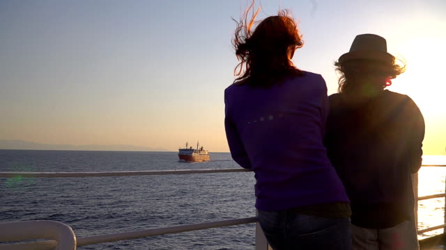 Silhouette-der-jungen-attraktiven-Freunde-romantischer-Sonnenuntergang-am-Kreuzfahrt-Schiff-im-Meer