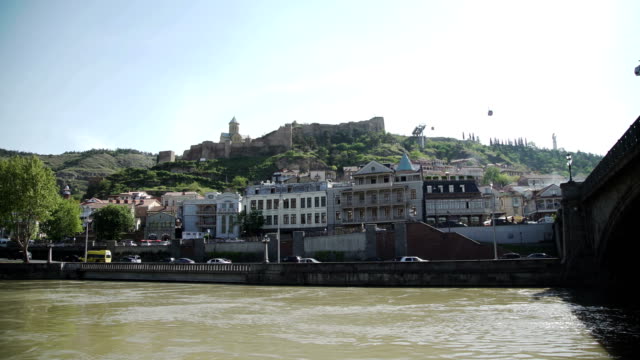 Tbilisi-la-Fortaleza-Narikala-y-coches-rápidos-del-cable