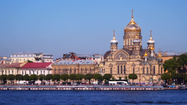 Iglesia-de-la-Asunción-en-la-isla-de-Vasilievsky-en-San-Petersburgo