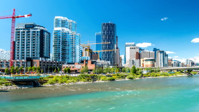 Calgary-Fluss-Zeit-verfallen-mit-Skyline-4k-1080p