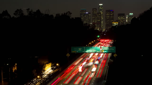 110-Freeway-und-die-Innenstadt-von-Los-Angeles-Timelapse-Nacht