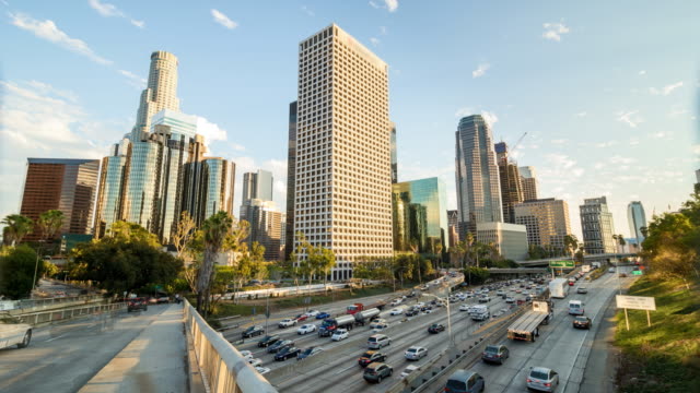 Downtown-Los-Angeles-goldene-Stunde-und-Rush-Hour-Traffic-Tag-Timelapse