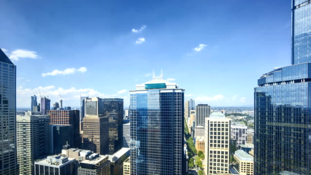 Rollenden-Wolken-gegen-hellen-sonnigen-blauen-Sommerhimmel-in-Melbourne