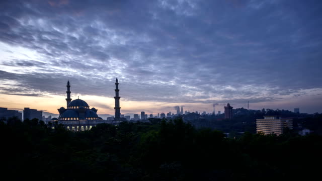 Sonnenaufgang-am-Eidgenössischen-Moschee,-Kuala-Lumpur-mit-Silhouette-Skyline-von-Kuala-Lumpur