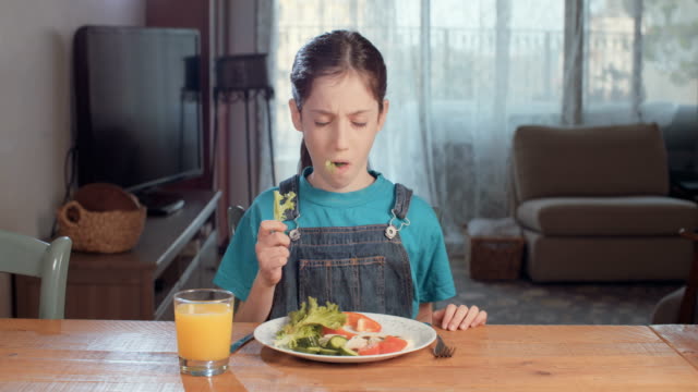 Kinderernährung---Mädchen-weigert-sich,-gesund-zu-essen