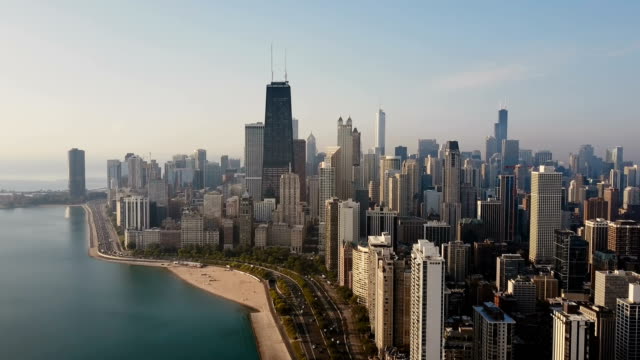 Vista-aérea-de-Chicago,-América.-Disponibilidad-de-centro-de-la-ciudad,-centro-de-la-ciudad-en-la-orilla-del-lago-Michigan-en-el-amanecer