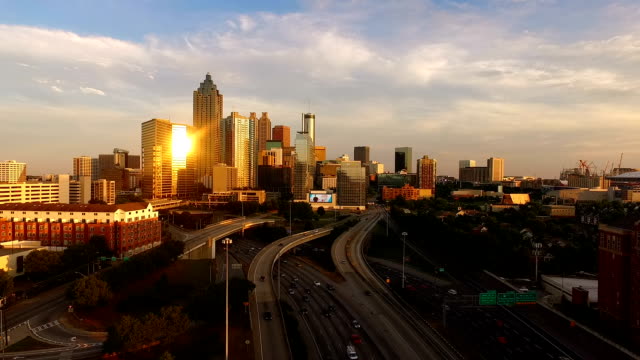 Atlanta-Georgia-Rush-Hour-Traffic-Dämmerung-Innenstadt-Stadt-Skyline