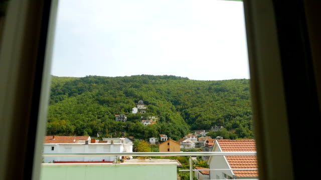 Blick-auf-die-Berge-und-das-Dorf-vom-Balkon