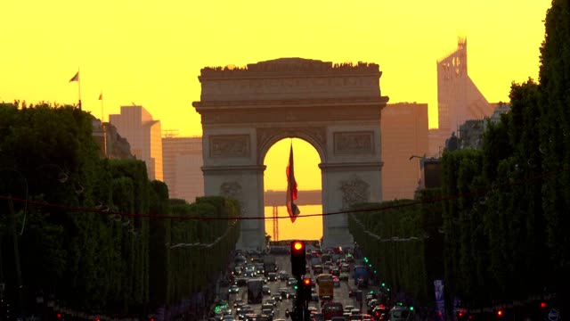 Champs-Elysées-Paris-Stadt-bei-Sonnenuntergang---Arc-de-Triomphe-und-Champs-Elysees