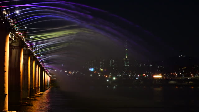 Rainbow-fountain-at-Banpo-Bridge-in-Seoul,-Korea.