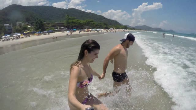 Couple-having-fun-on-the-beach
